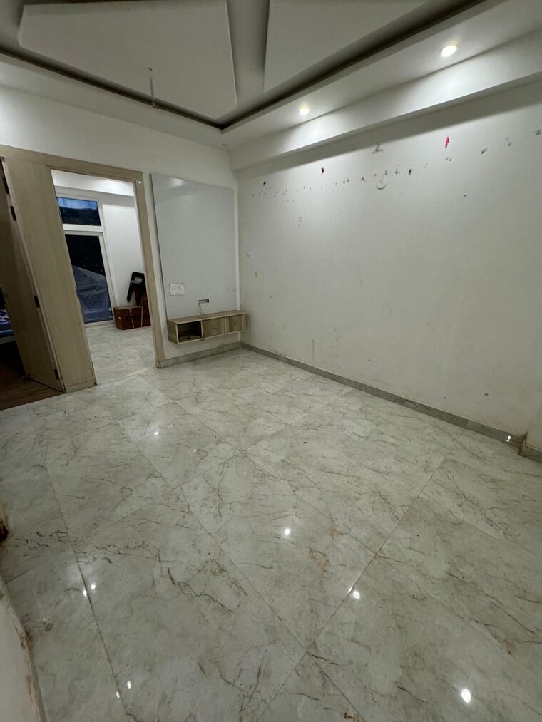 Room, sector 73 1 Bedroom 600 Sq.Ft. Apartment In Sector 73 Noida 8755493