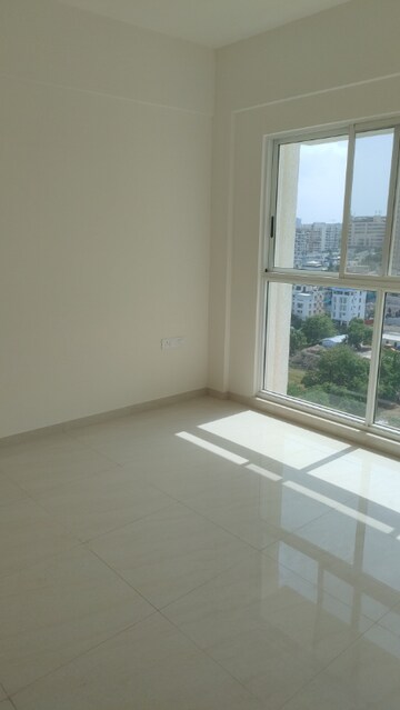 Room in 3.5 BHK Apartment at Lodha Bella Vita, Nibm Road – for Rent