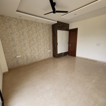 Room in 3 BHK Builder Floor at Sector 57 – for Rent