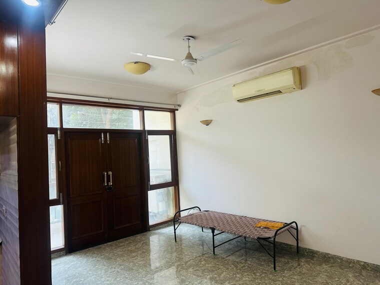 Room, sector 43 6 Bedroom 215 Sq.Yd. Independent House In Sector 43 Gurgaon 8755557