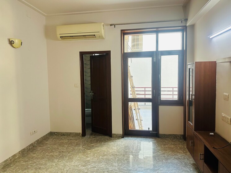 Room, sector 43 6 Bedroom 215 Sq.Yd. Independent House In Sector 43 Gurgaon 8755557