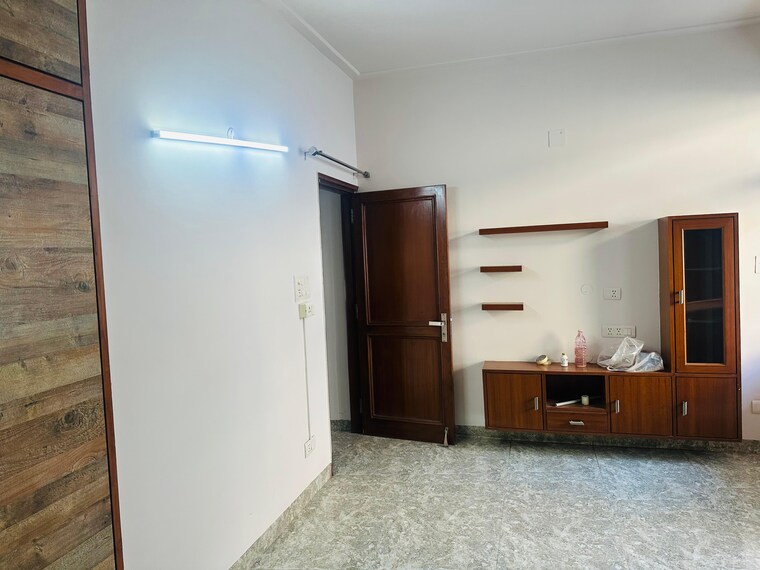 Room, sector 43 6 Bedroom 215 Sq.Yd. Independent House In Sector 43 Gurgaon 8755557