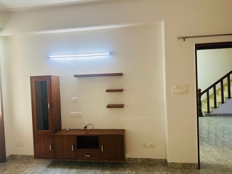 Room, sector 43 6 Bedroom 215 Sq.Yd. Independent House In Sector 43 Gurgaon 8755557