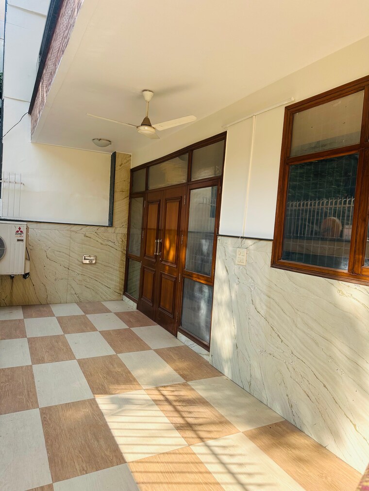 Balcony, sector 43 6 Bedroom 215 Sq.Yd. Independent House In Sector 43 Gurgaon 8755557