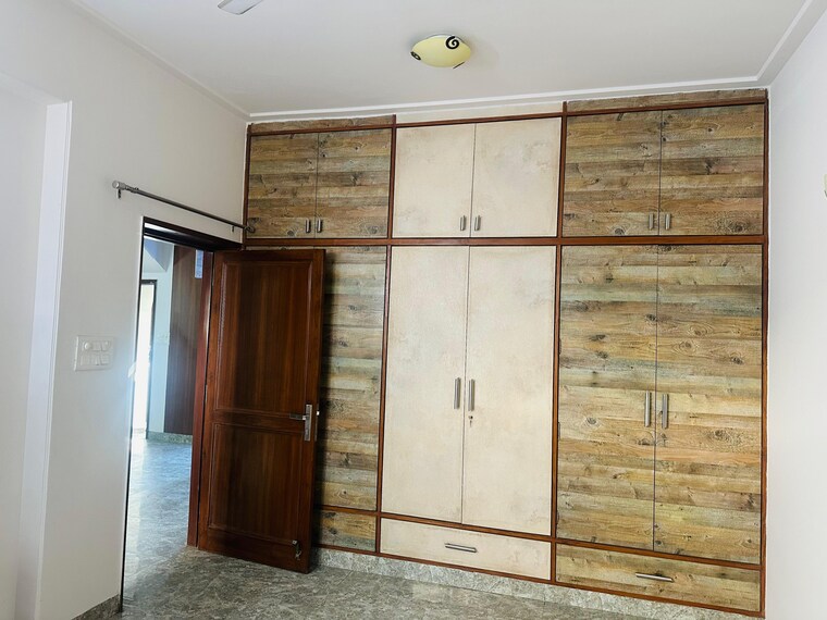 Room, sector 43 6 Bedroom 215 Sq.Yd. Independent House In Sector 43 Gurgaon 8755557