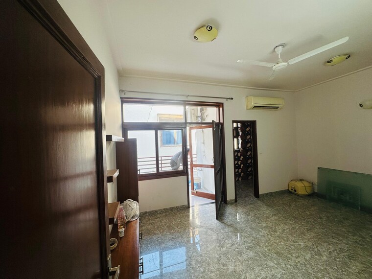Room, sector 43 6 Bedroom 215 Sq.Yd. Independent House In Sector 43 Gurgaon 8755557