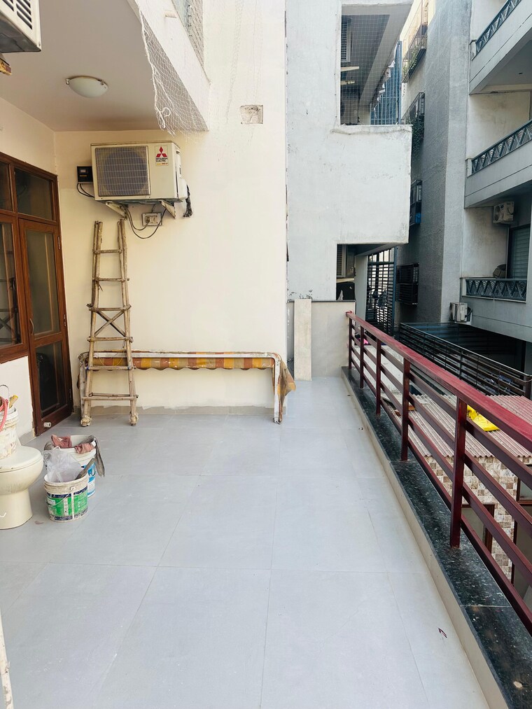 Balcony, sector 43 6 Bedroom 215 Sq.Yd. Independent House In Sector 43 Gurgaon 8755557