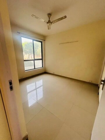 Room in 2 BHK Apartment at Unitech Uniworld Gardens, Sector 47 – for Rent
