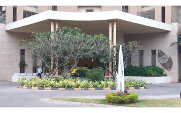 2 BHK Apartment – Garden View at Ashok Towers, Parel - for Rent