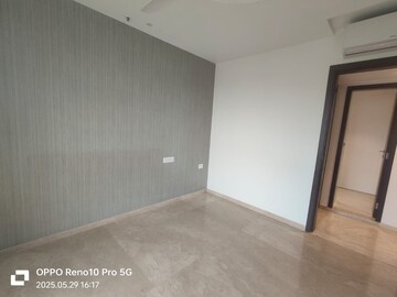 Room in 2 BHK Apartment at Hiranandani Castle Rock, Powai – for Rent