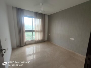 Room in 2 BHK Apartment at Hiranandani Castle Rock, Powai – for Rent