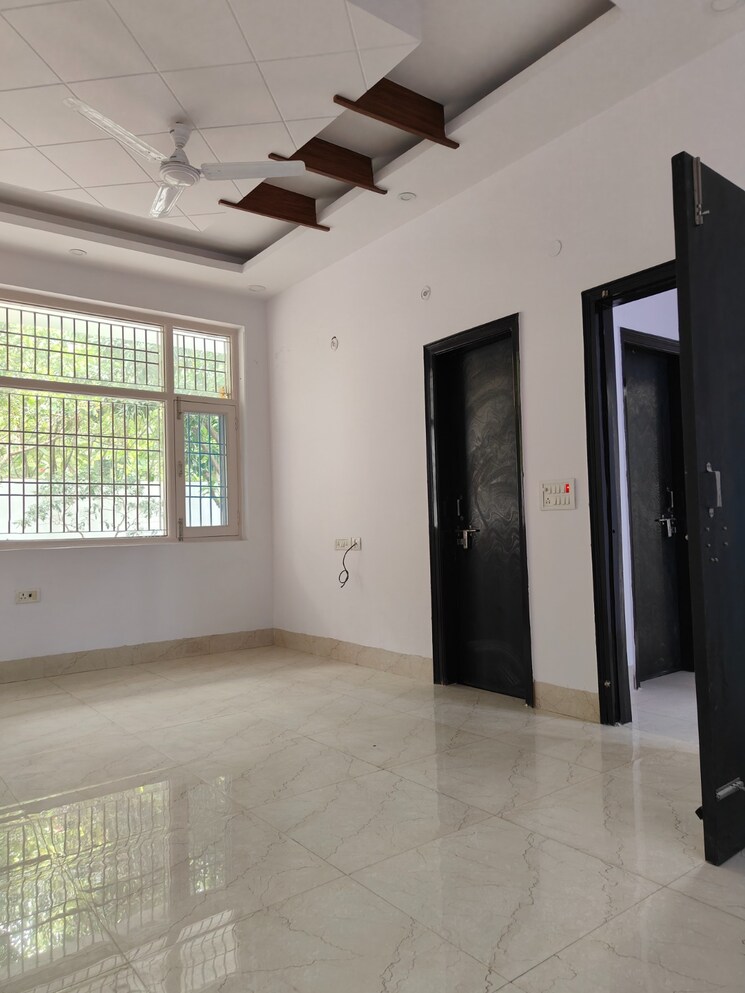 Room, rwa-apartments-sector-71 4 Bedroom 250 Sq.Mt. Independent House In Sector 71 Noida 8755895