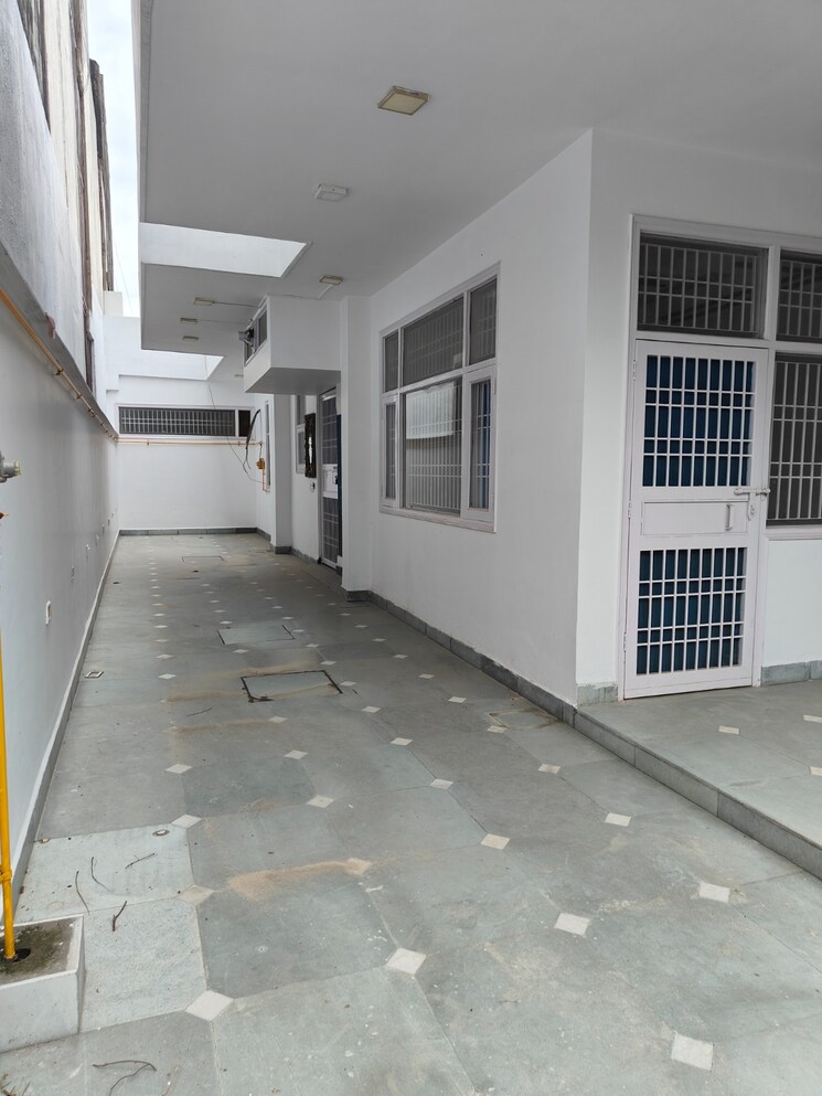 Balcony, rwa-apartments-sector-71 4 Bedroom 250 Sq.Mt. Independent House In Sector 71 Noida 8755895