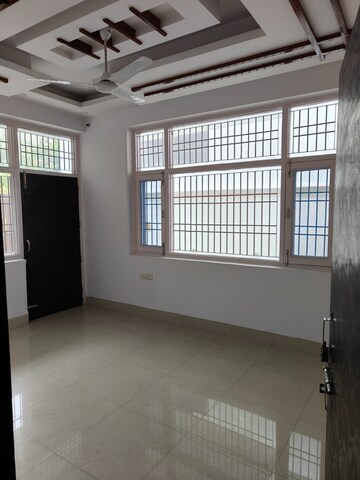 Room in 4 BHK Independent House at RWA Apartments Sector 71, Sector 71 – for Rent