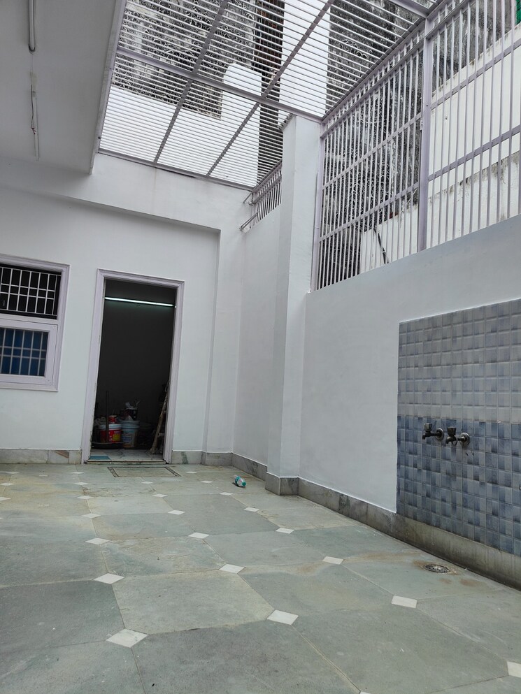 Room, rwa-apartments-sector-71 4 Bedroom 250 Sq.Mt. Independent House In Sector 71 Noida 8755895