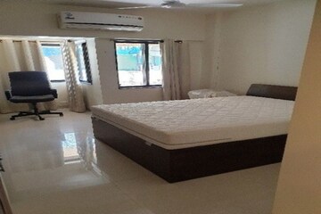 Bedroom in 1.5 BHK Apartment at Santacruz West – for Rent