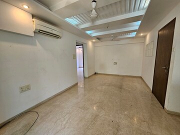 Room in 2 BHK Apartment at Khar West – for Rent