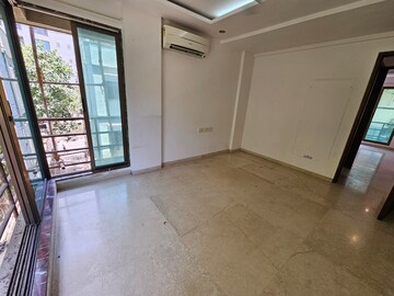Room in 2 BHK Apartment at Khar West – for Rent