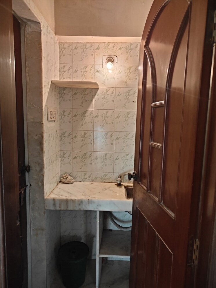 Bathroom, bandra west 1 RK 250 Sq.Ft. Apartment In Bandra West Mumbai 8756371