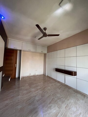 Room in 4 BHK Apartment at Thakur Jewel Tower, Kandivali East – for Rent