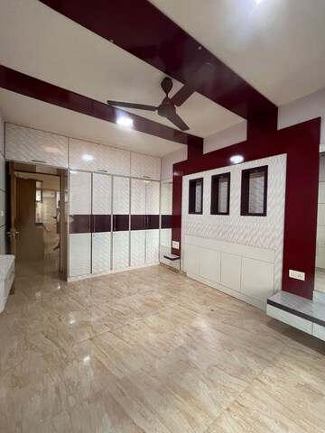 Room in 4 BHK Apartment at Thakur Jewel Tower, Kandivali East – for Rent