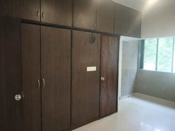 Room in 4 BHK Apartment at Venus Apartments Worli, Worli – for Rent