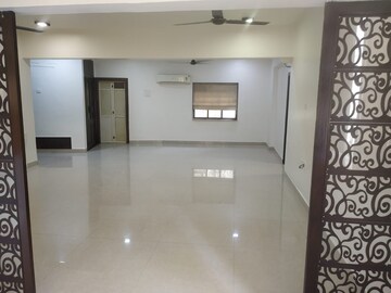 Room in 4 BHK Apartment at Venus Apartments Worli, Worli – for Rent