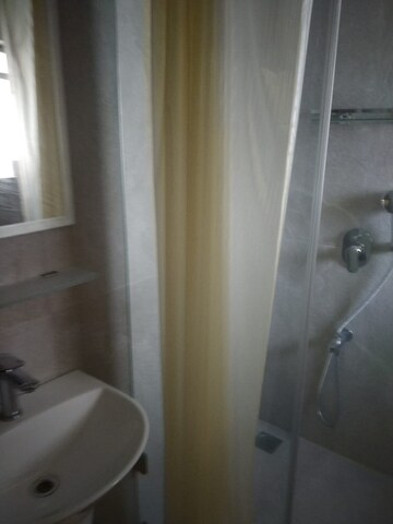 Bathroom in 4 BHK Apartment at Venus Apartments Worli, Worli – for Rent