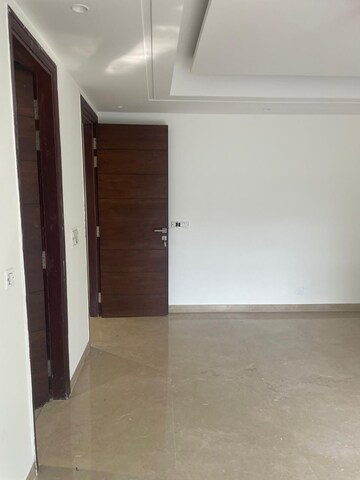Room in 3 BHK Builder Floor at Sector 57 – for Rent