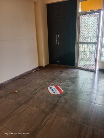 Room in 2 BHK Apartment at AIG Park Avenue, Sector 4 Greater Noida – for Rent