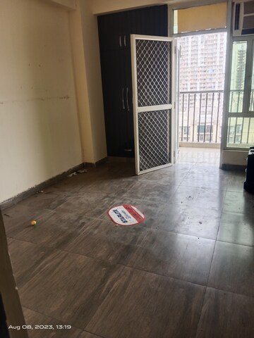 Room in 2 BHK Apartment at AIG Park Avenue, Sector 4 Greater Noida – for Rent