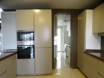 Room in 4 BHK Builder Floor at Defence Colony – for Rent