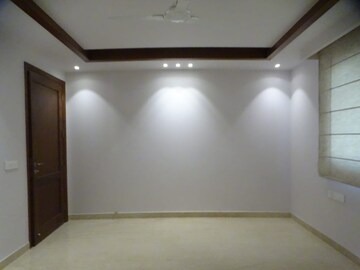 Room in 4 BHK Builder Floor at Defence Colony – for Rent