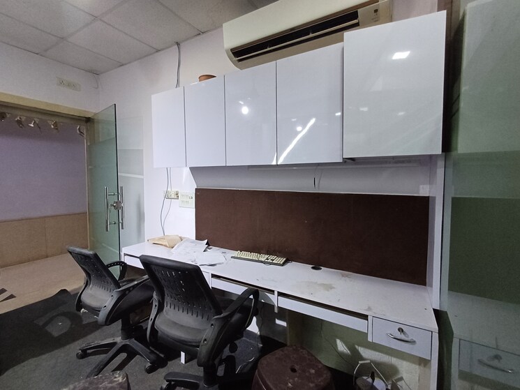 Team Area, netaji subhash place Commercial Office Space 600 Sq.Ft. In Netaji Subhash Place Delhi 8757206