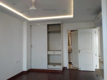 Room in 3 BHK Builder Floor at Defence Colony – for Rent