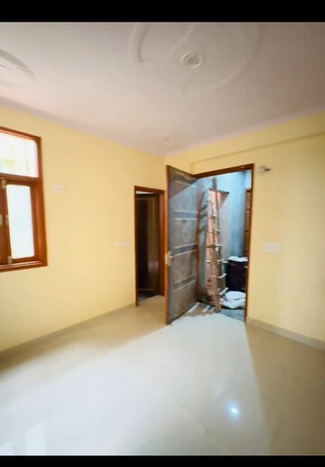 Room in 2 BHK Builder Floor at Mayur Vihar Phase 1 – for Rent