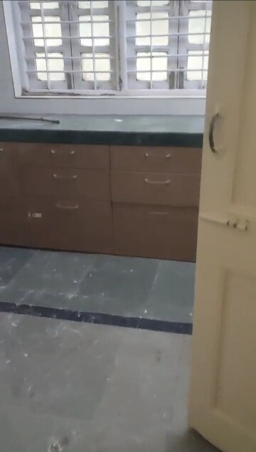 Furnished Amenities in 1 BHK Apartment at Matunga Vashudha CHS, Matunga – for Rent