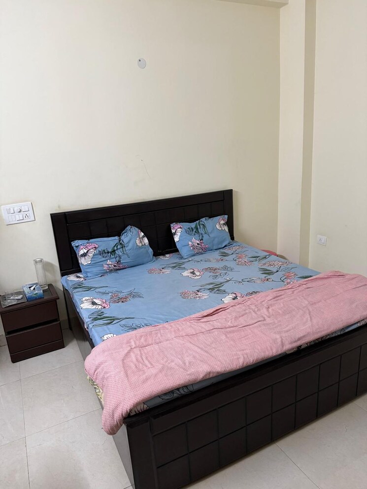 Bedroom, sector 105 6+ Bedroom 162 Sq.Mt. Independent House In Sector 105 Noida 8757482