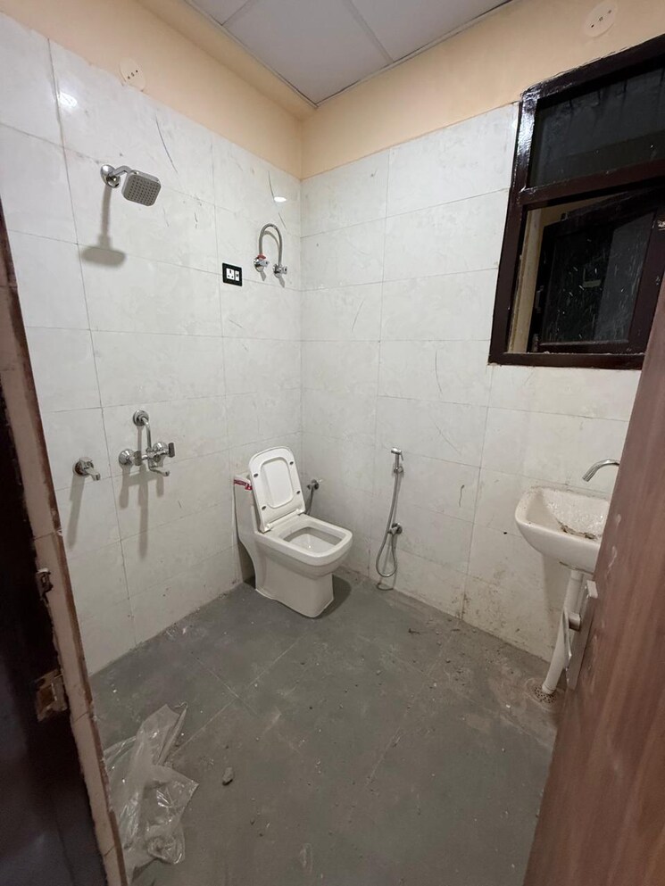 Bathroom, mayur vihar phase 1 3 Bedroom 1050 Sq.Ft. Builder Floor In Mayur Vihar Phase 1 Delhi 8757507