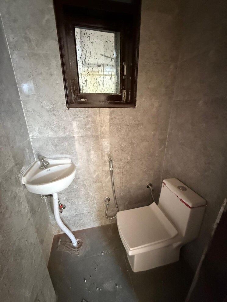 Bathroom, mayur vihar phase 1 3 Bedroom 1050 Sq.Ft. Builder Floor In Mayur Vihar Phase 1 Delhi 8757507