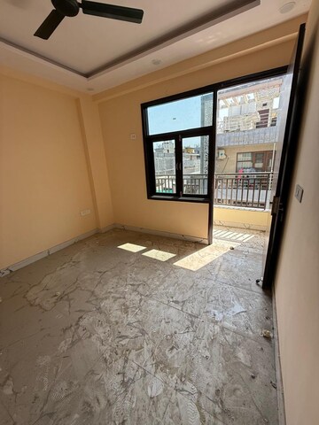 Room in 3 BHK Builder Floor at Mayur Vihar Phase 1 – for Rent