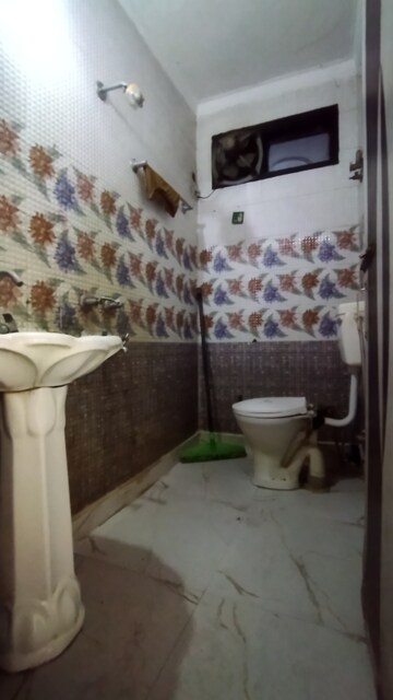 Master Bedroom in 2 BHK Builder Floor at Govindpuri – for Rent