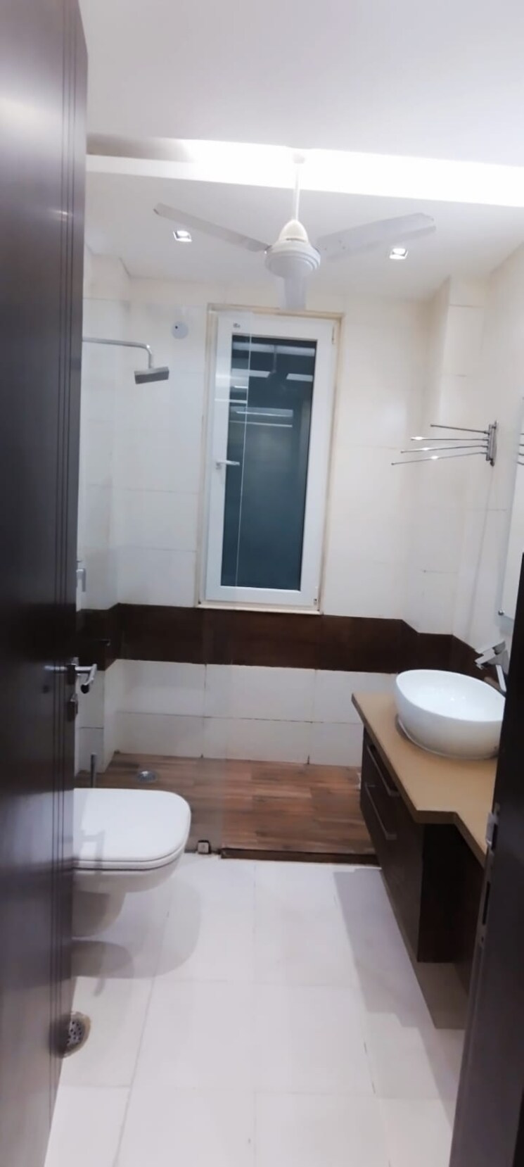 Bathroom, defence colony 3 Bedroom 210 Sq.Yd. Builder Floor In Defence Colony Delhi 8757613