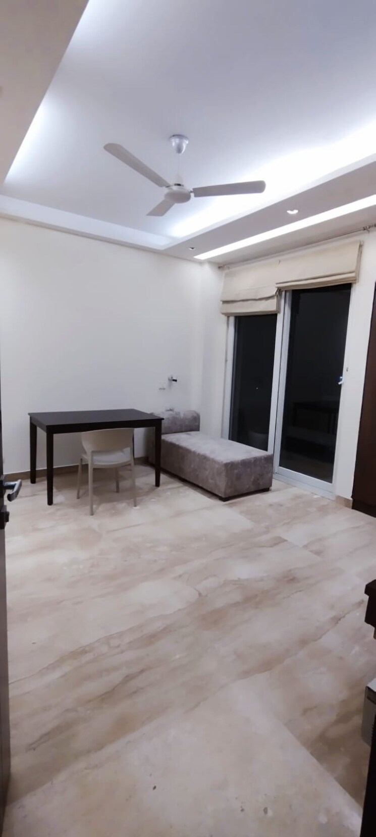 Room, defence colony 3 Bedroom 210 Sq.Yd. Builder Floor In Defence Colony Delhi 8757613