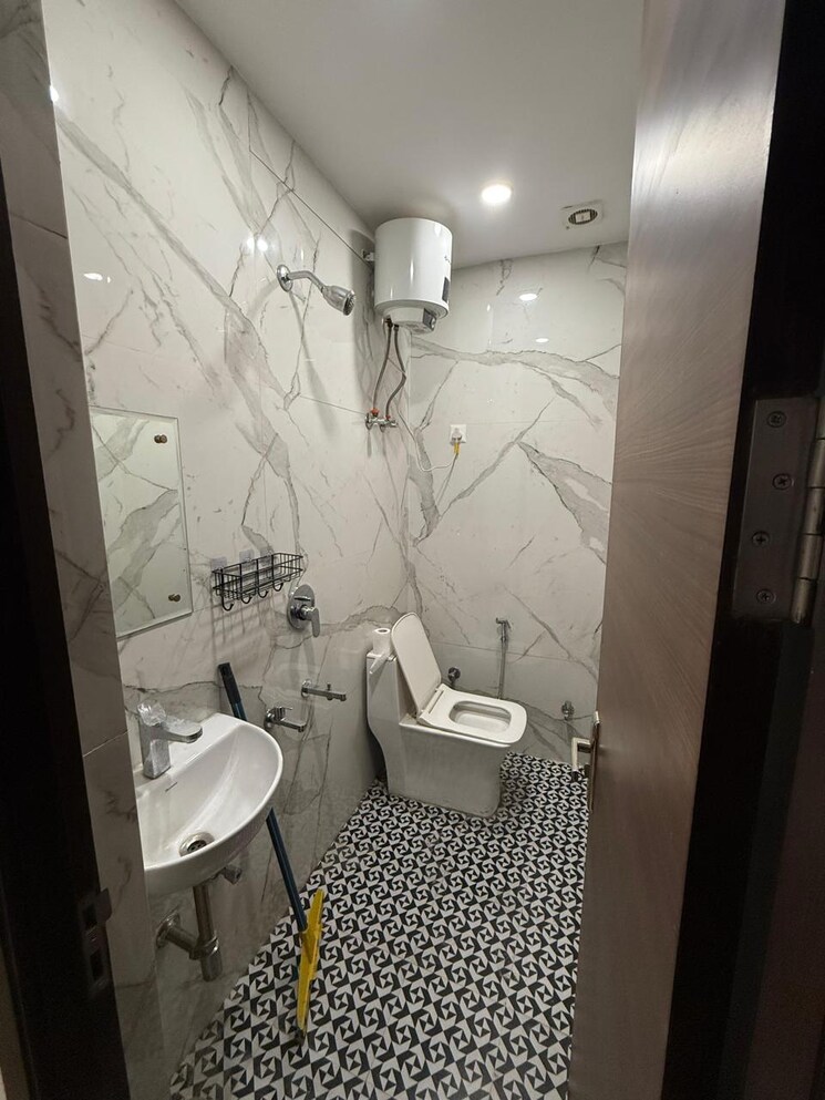 Bathroom, kalkaji 2.5 Bedroom 750 Sq.Ft. Builder Floor In Kalkaji Delhi 8757958