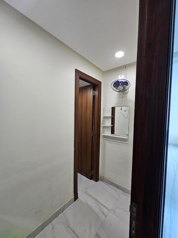 Room in 2 BHK Apartment at Indiabulls Blu, Worli – for Rent
