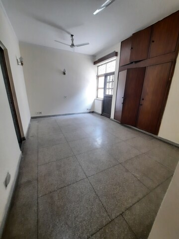 Furnished Amenities in 3 BHK Builder Floor at Malviya Nagar – for Rent