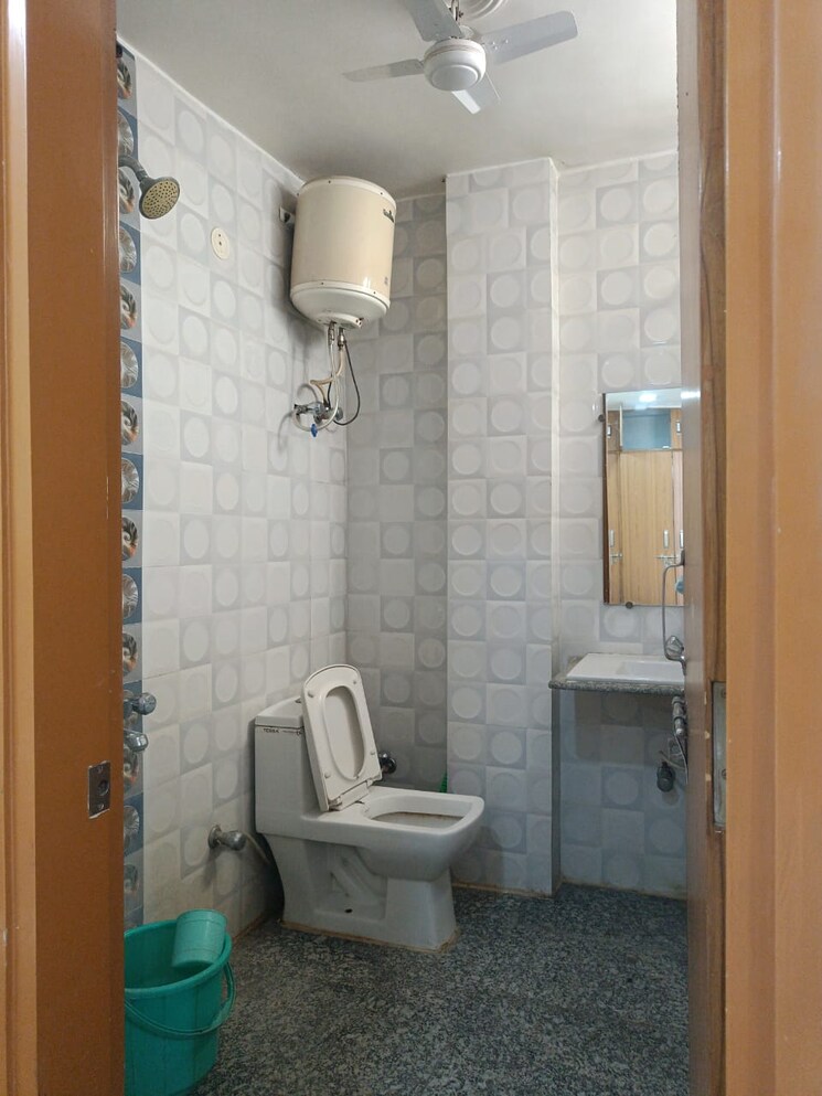 Bathroom, kishan ganj 2 Bedroom 750 Sq.Ft. Builder Floor In Kishan Ganj Delhi 8759280