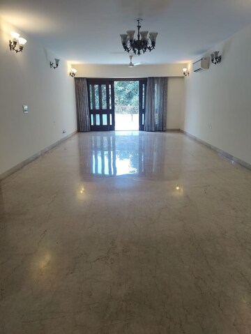 Room in 3 BHK Builder Floor at Defence Colony – for Rent