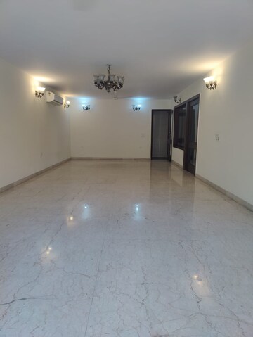Room in 3 BHK Builder Floor at Defence Colony – for Rent